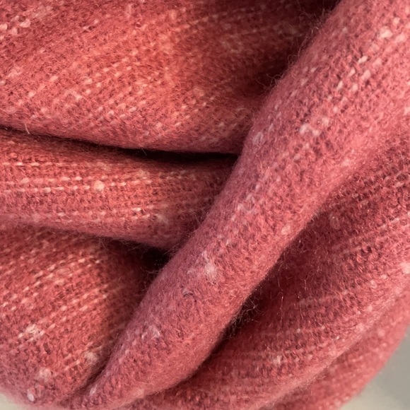 NWOT scarf/shawl extra large and super soft - Picture 5 of 8